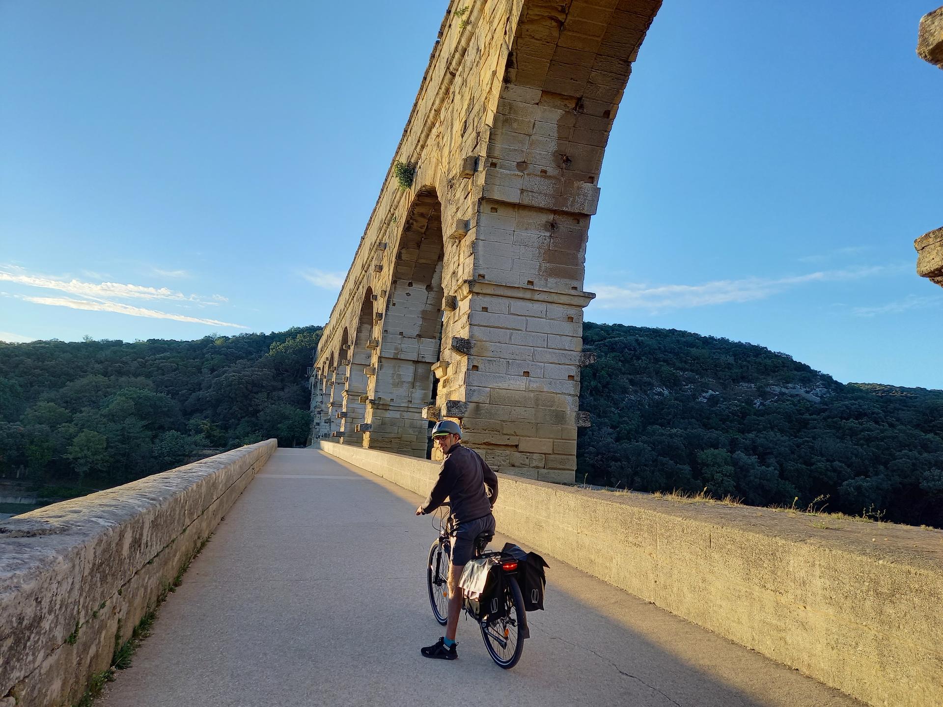 Vélo à assistance électrique sur le Pont du Gard